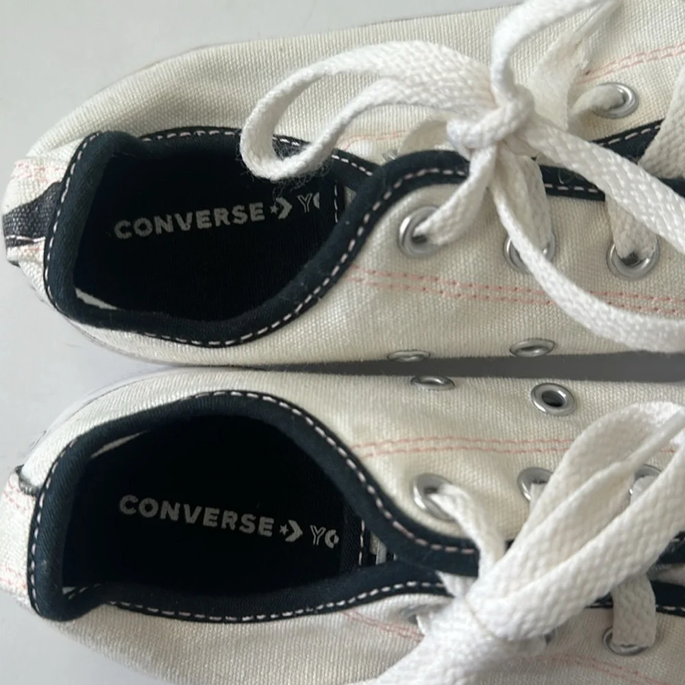 Kids off white classic Converse Size 2.5 youth